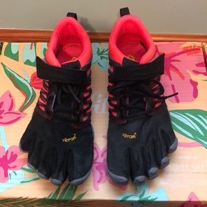 7.5-8, Vibram Five Fingers